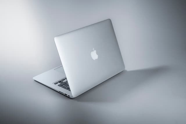 Apple MacBook Air 13.6-inch M2 (8GB Unified Memory, 256GB SSD, Midnight)